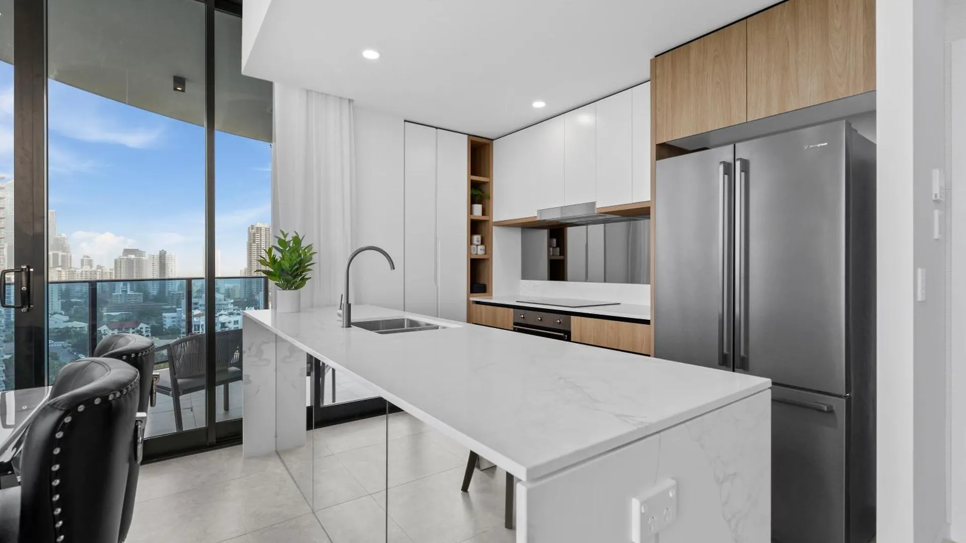 The Gallery Pure Luxary Sleeps 6 - Optimise Bnb Gold Coast
